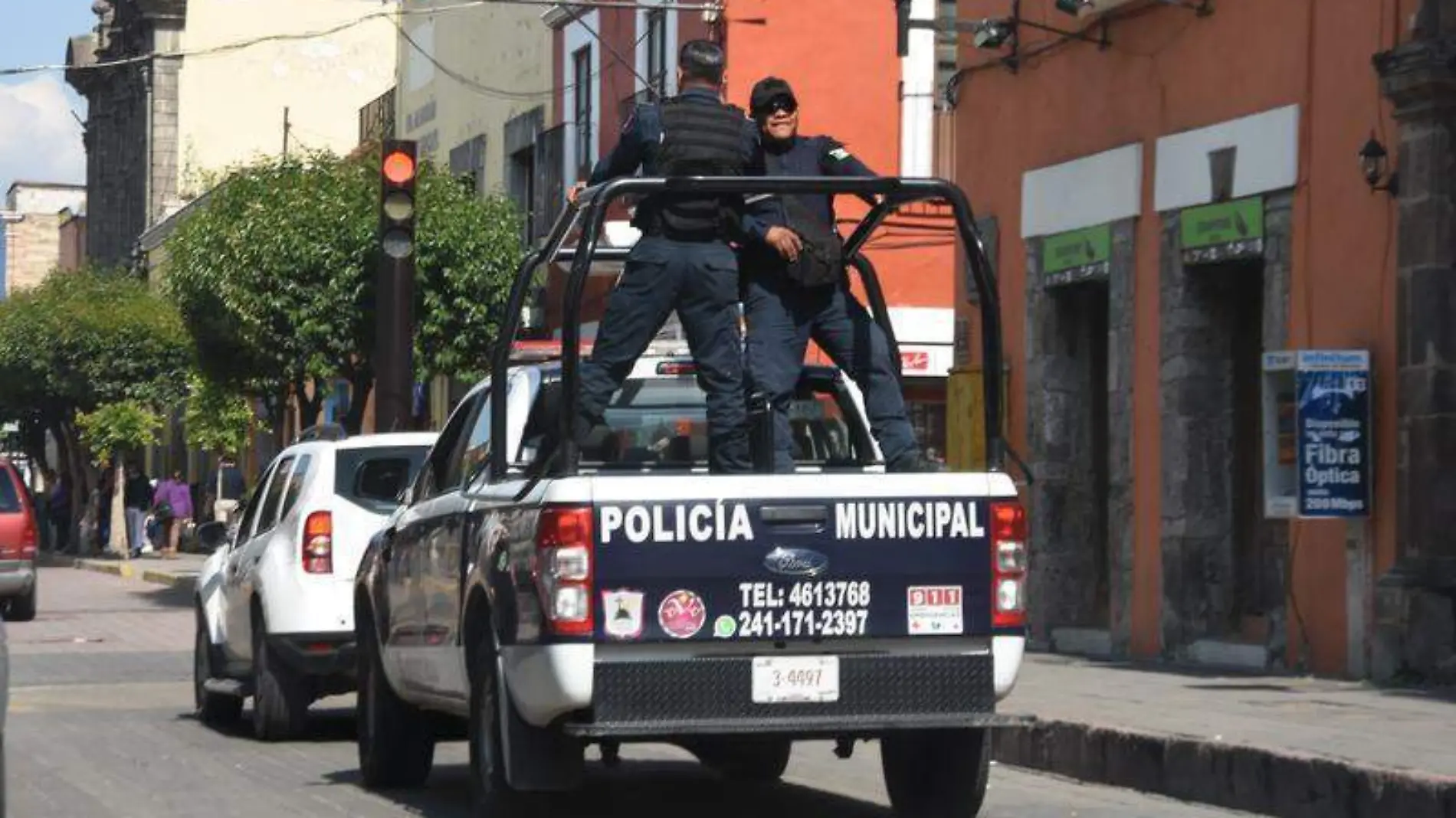 Policía detenido